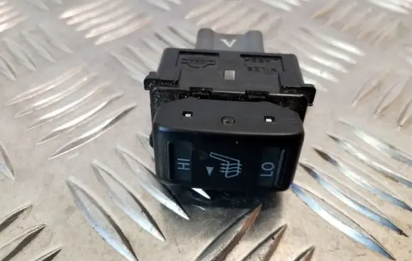 Nissan Juke I F15 Seat heating switch
