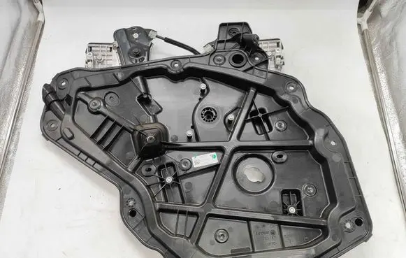 Tesla Model Y Rear window lifting mechanism without motor 149551297e