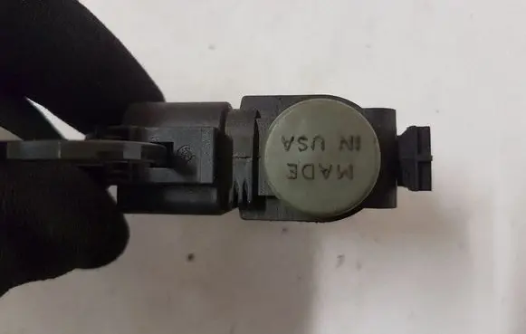 Volkswagen Golf IV Turbo solenoid valve 1J0906283C