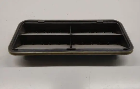 Quarter panel pressure vent