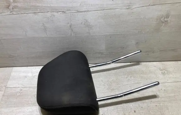 Volkswagen Golf VII Front seat headrest 
