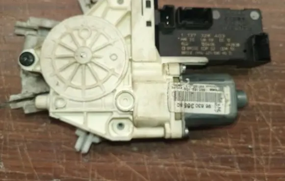 Peugeot 407 Front door window regulator motor 1137328403