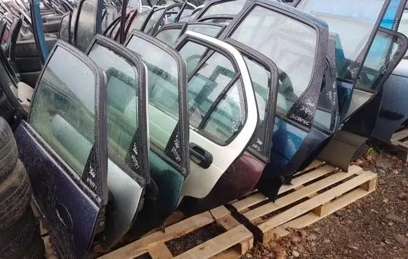 Mitsubishi Space Wagon Rear door