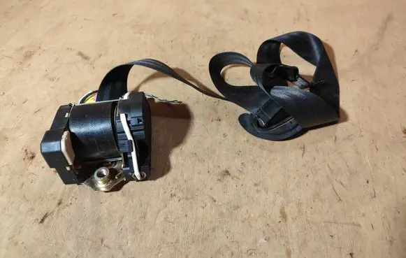 Volkswagen Touran I Front seatbelt 1T0857732