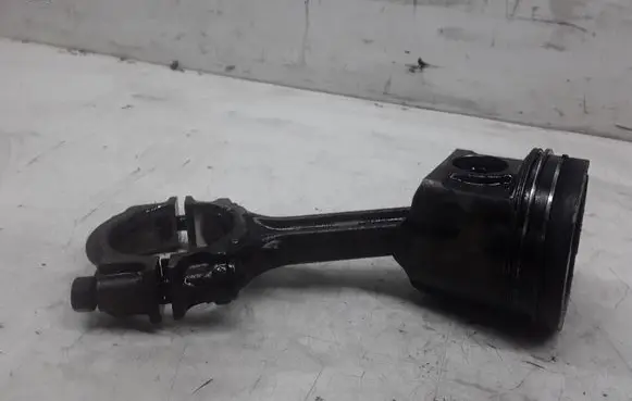 Nissan X-Trail T30 Piston with connecting rod
