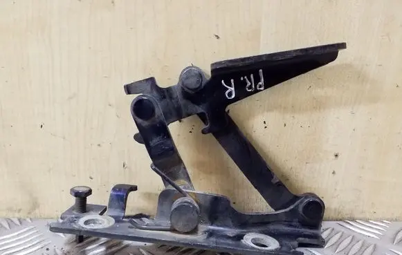 Engine bonnet/hood hinges