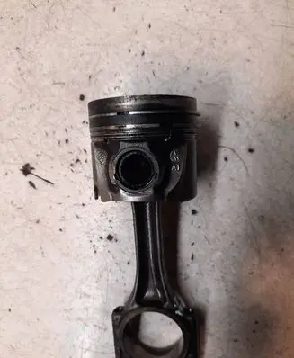 Volkswagen PASSAT B5.5 Piston with connecting rod Mao174