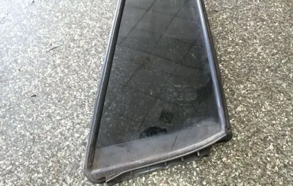 Nissan Leaf I (ZE0) Rear vent window glass 822733NA0A