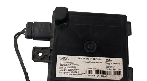Ford Focus Blind spot module AV6T14C689AE FCUA04910 UR8100261