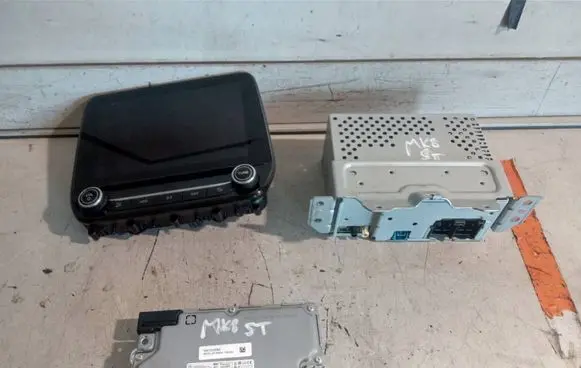 Ford Fiesta Radio/CD/DVD/GPS head unit H1BT18C815YT JK2T14G371ADB