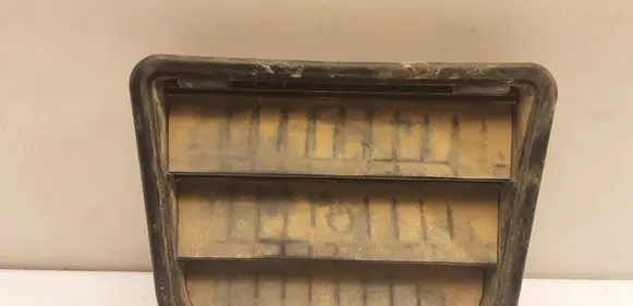 Quarter panel pressure vent
