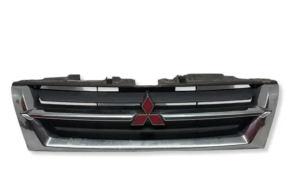 Mitsubishi Pajero Front bumper upper radiator grill MR387981