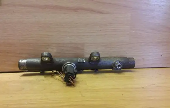 Renault Megane II Fuel main line pipe