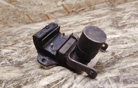Nissan 240ZX, 280ZX, 300ZX Engine mounting bracket 1132030P00
