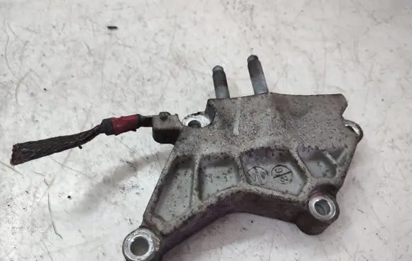 KIA Sorento Engine mounting bracket
