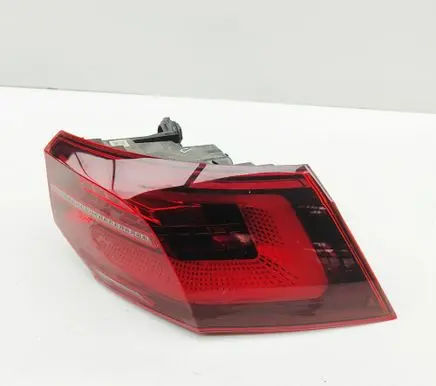 Volkswagen Golf VIII Rear/tail lights 5H0945208A 81990201