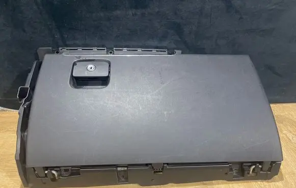 Jaguar F-Pace Glove box CM80511 22122016 80511015