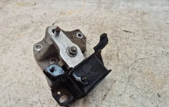 Ford Fiesta Engine mount bracket 8V517M121AE EY8BA 3209