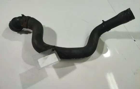 Volkswagen PASSAT B6 Engine coolant pipe/hose 