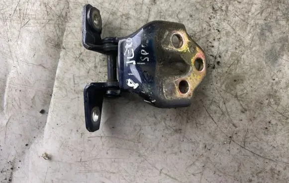 Mitsubishi Pajero Sport I Front door upper hinge
