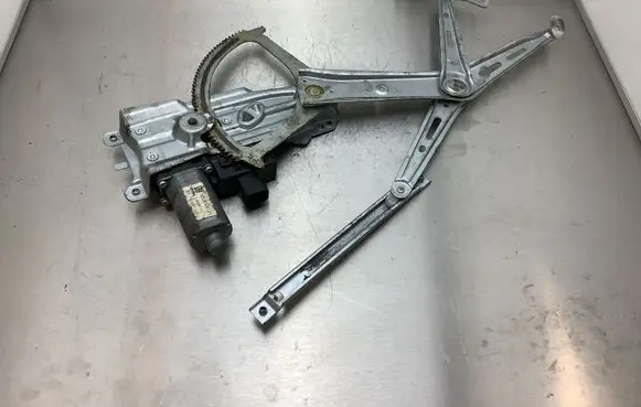 Opel Zafira B Front door window regulator with motor 13132434 998591101