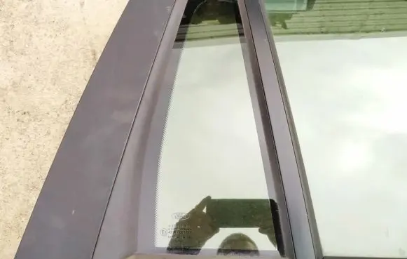 Ford Mondeo Mk III Rear vent window glass 