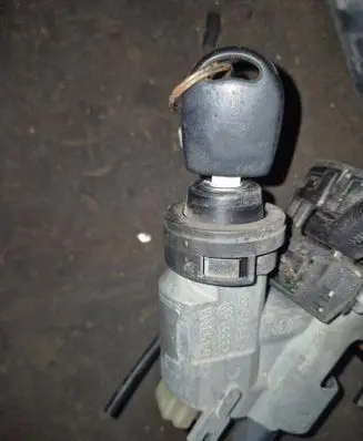 Volkswagen PASSAT B4 Ignition lock 357905851D