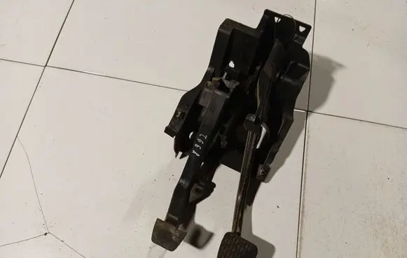 Mercedes-Benz C W203 Brake pedal 