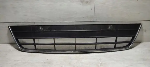 Volkswagen Tiguan Front bumper lower grill 5N0853677E