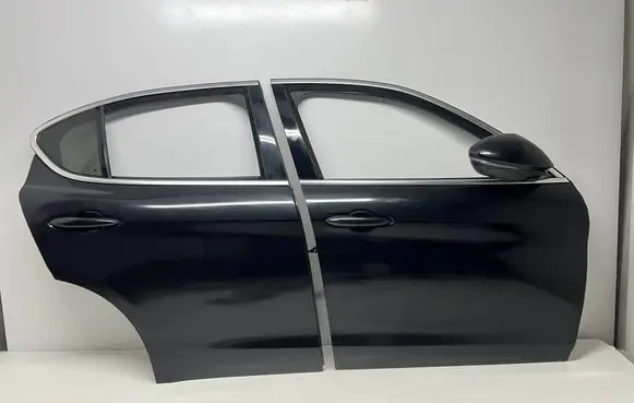 Alfa Romeo Stelvio Front door 