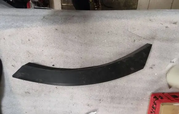 Rear fender molding trim