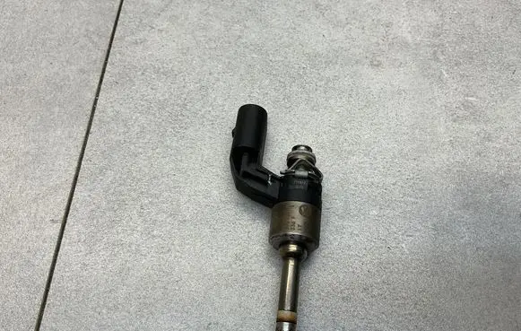 Volkswagen Eos Fuel injector 03C906036F