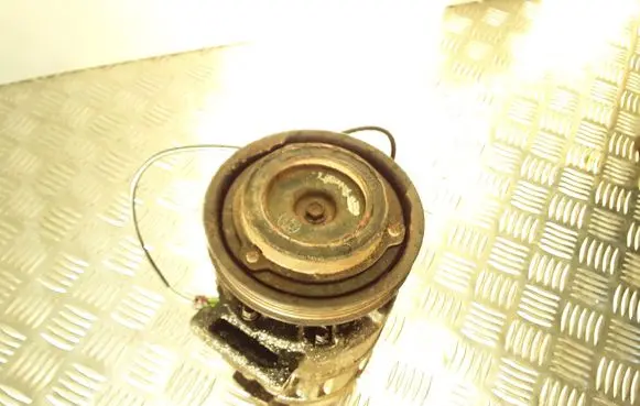 Volkswagen PASSAT B5.5 Air conditioning (A/C) compressor (pump) 8D0260808