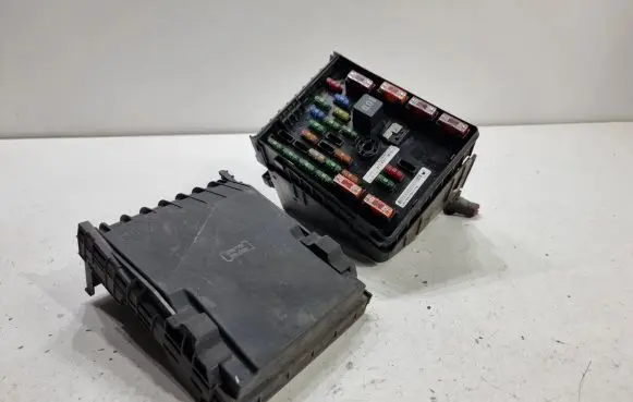 Volkswagen PASSAT B6 Fuse box set 3C0937125