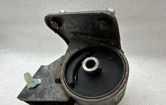 Mitsubishi Eclipse (D21A/D22A/D27A) Engine mount bracket Mb436746