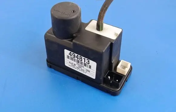 Audi 80 90 S2 B4 Central locking vacuum pump 4A0862257C