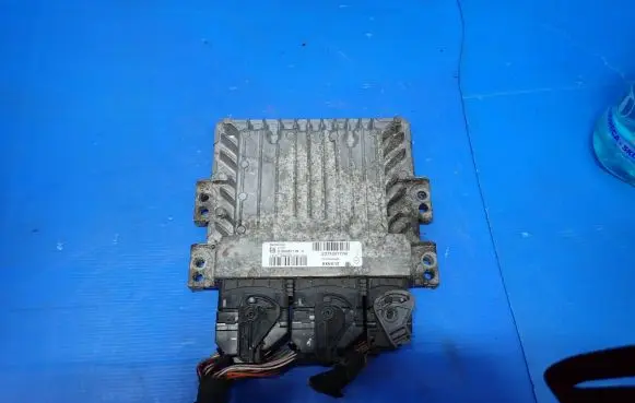 Renault Megane III Engine control unit/module 237100777R S180067109A