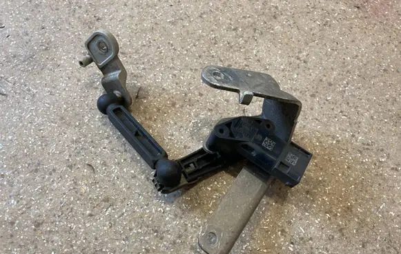 BMW 5 G60 G61 Rear air suspension level height sensor 8833853
