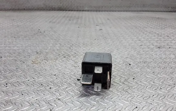 Volkswagen PASSAT B5 Other relay 8D0951253