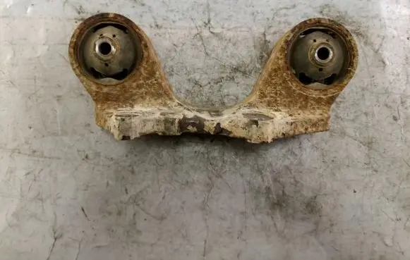 Suzuki Grand Vitara II Rear differential mounting bracket 