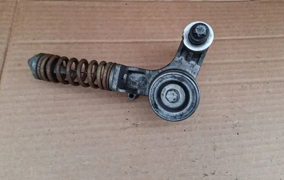 Opel Corsa D Generator/alternator belt tensioner 55352021AW