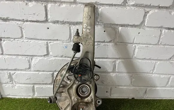 Mercedes-Benz GL X166 Front wheel hub 16610