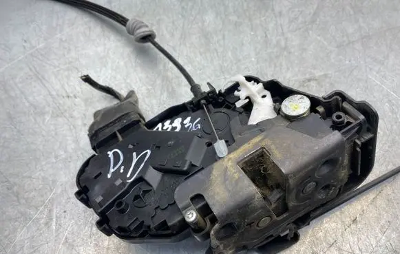 Volvo V50 Front door lock 240015103 3079303
