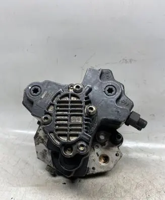 Volvo XC70 Fuel injection high pressure pump 8689590