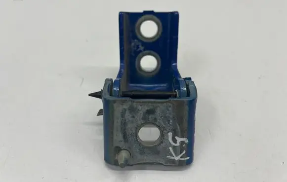Opel Mokka B Rear door lower hinge