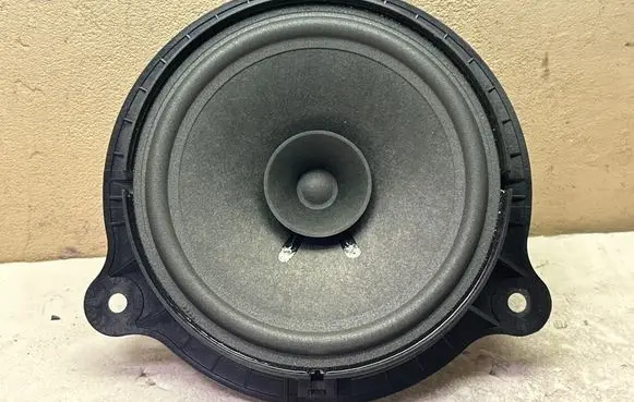 Nissan Qashqai Front door speaker