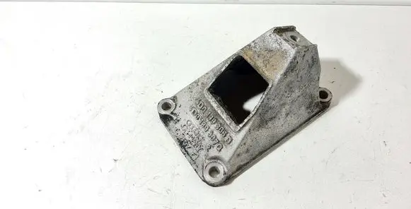 Engine mounting bracket