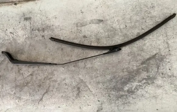 Peugeot 407 Front wiper blade arm