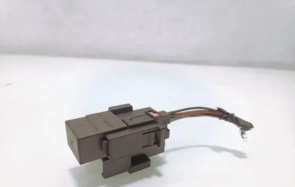 Volkswagen PASSAT B7 Other relay 4H0951253C 646
