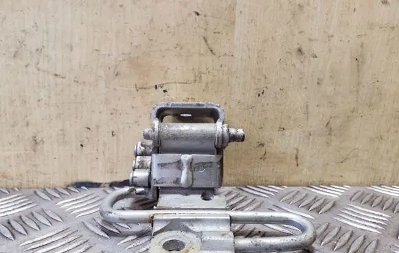 Volkswagen Touran I Front door lower hinge 1T0831412A